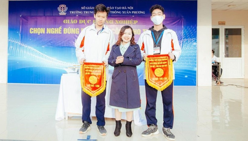 Cô Trần Thị Minh Tuyết – Phó Hiệu trưởng Trường THPT Xuân Phương cùng học trò của mình. Ảnh NT.