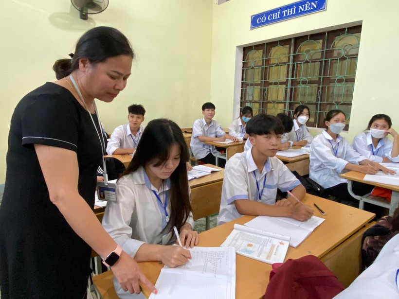 Cô Nguyễn Minh Thu tham dự một giờ học cùng học sinh. Ảnh Ngô Chuyên.