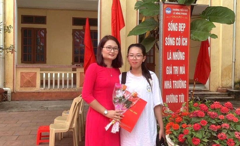 Cô Trương Thị Thuỷ, Phó hiệu trưởng Trường TH Lê Hồng Phong (tỉnh Thái Bình) cùng học trò của mình.