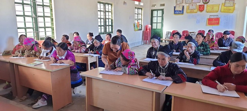Một lớp học xóa mù chữ ở Hà Giang.
