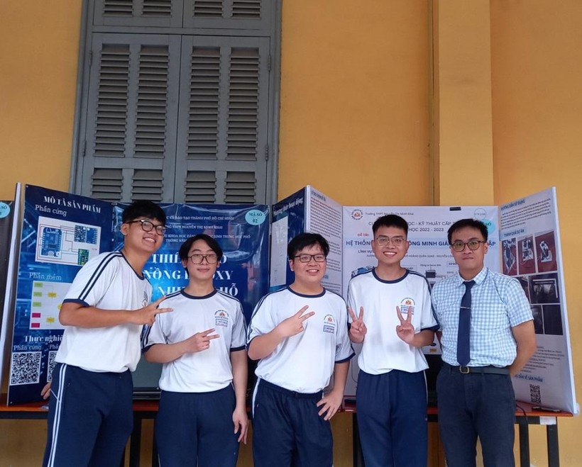 Thầy Nguyễn Công Minh (bên phải) cùng học trò Trường THPT Nguyễn Thị Minh Khai (TP. HCM). Ảnh NVCC