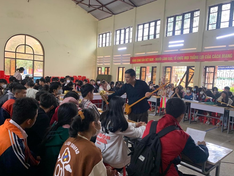 Nhiều trường học ở huyện Văn Quan, tỉnh Lạng Sơn tổ chức dạy hát Then, đàn tính. PT.