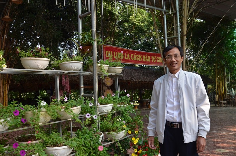 Ông Hà Trung Kiên chủ nông trại hoa, cây giống ở xã Hợp Thành - huyện Sơn Dương, tỉnh Tuyên Quang khởi nghiệp ở tuổi 44. Ảnh Ngô Chuyên.