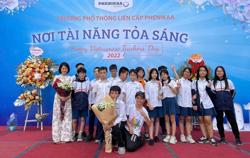 Cô Nguyễn Thu Thương – giáo viên Trường Phổ thông liên cấp Phenikaa (TP. Hà Nội) cùng học sinh của mình. NTCC.