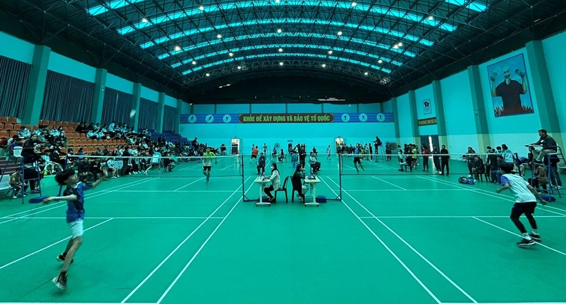 Các vận động viên tham gia thi đấu môn cầu lông.
