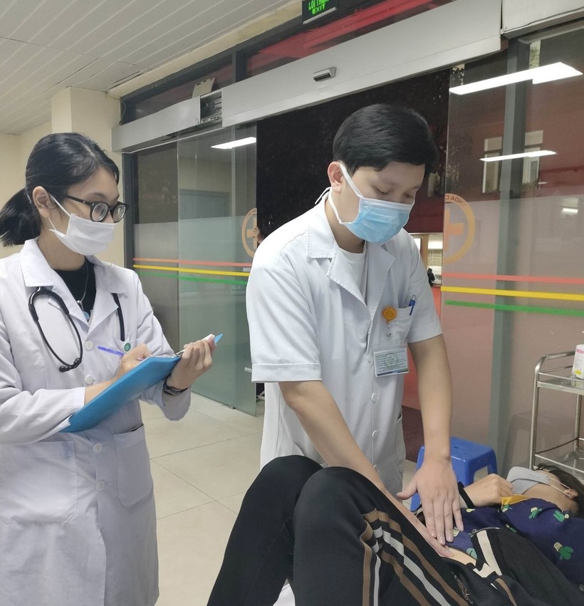 Bác sĩ Phạm Quang Khải cùng đồng nghiệp đang kiểm tra tình trạng của bệnh nhân.