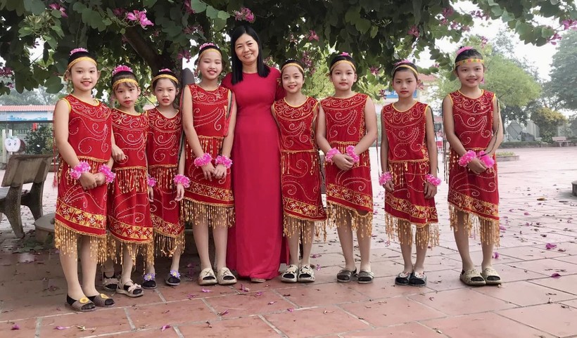  Cô Đinh Thị Phương Thảo – giáo viên Trường Tiểu học Ninh Giang, huyện Hoa Lư, tỉnh Ninh Bình cùng học trò của mình. Ảnh NVCC.