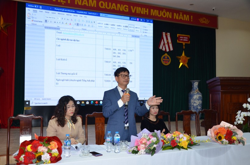 TS. Nguyễn Triều Dương, Trưởng phòng đào tạo, Trường ĐH Luật Hà Nội chia sẻ thông tin tư vấn.