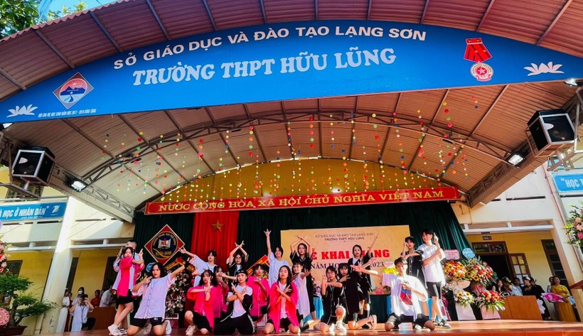 Học sinh Trường THPT Hữu Lũng (huyện Hữu Lũng, tỉnh Lạng Sơn) tham gia hoạt động văn nghệ của trường.