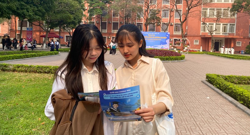 Nữ sinh Nguyễn Mai Linh – Trường THPT phú Xuyên A (TP. Hà Nội) cùng bạn nghiên cứu tài liệu. Ảnh Ngô Chuyên.