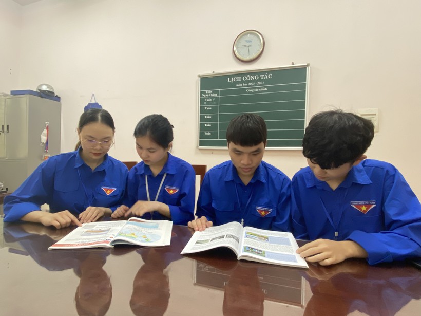 Học sinh Trường THPT DTNT tỉnh Lạng Sơn (tỉnh Lạng Sơn) cùng nhau học nhóm để hỗ trợ cho nhau. Ảnh Ngô Chuyên.