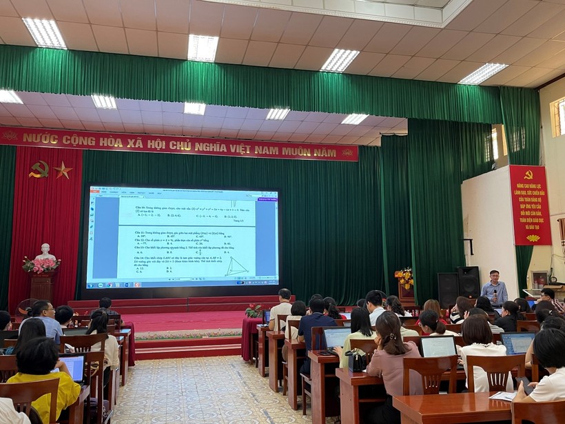 Lớp bồi dưỡng công tác ôn tập thi tốt nghiệp THPT đợt 2 môn Toán do Sở GD&ĐT tỉnh Lạng Sơn tổ chức.