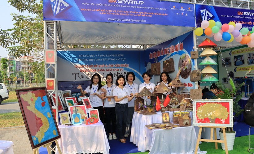 Gian hàng trưng bày các sản phẩm handmade làm từ thân chuối, lá bồ đề khô của nhóm học sinh Trường THPT Chuyên Lương Văn Tuỵ. Ảnh NVCC.