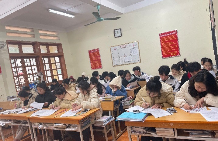 Một buổi học của học sinh lớp 12 Trường PTDTNT THCS&THPT huyện Bắc Yên, tỉnh Sơn La. Ảnh NTCC.