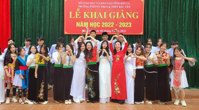 Em Hà Thị Thùy Linh, học sinh lớp 12, Trường Phổ thông DTNT THCS & THPT huyện Bắc Yên (huyện Bắc Yên, tỉnh Sơn La) cùng các bạn của mình. Ảnh NVCC.