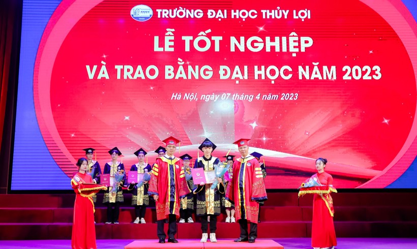 GS.TS Trịnh Minh Thụ (bên trái) - Hiệu trưởng Trường ĐH Thuỷ lợi và PGS. TS Nguyễn Hữu Huế, Chủ tịch hội đồng Trường ĐH Thuỷ (bên phải) trao bằng cho sinh viên tốt nghiệp xuất sắc.