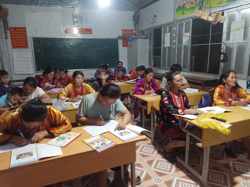Lớp học xoá mù chữ ở huyện Tuần Giáo (tỉnh Điện Biên).