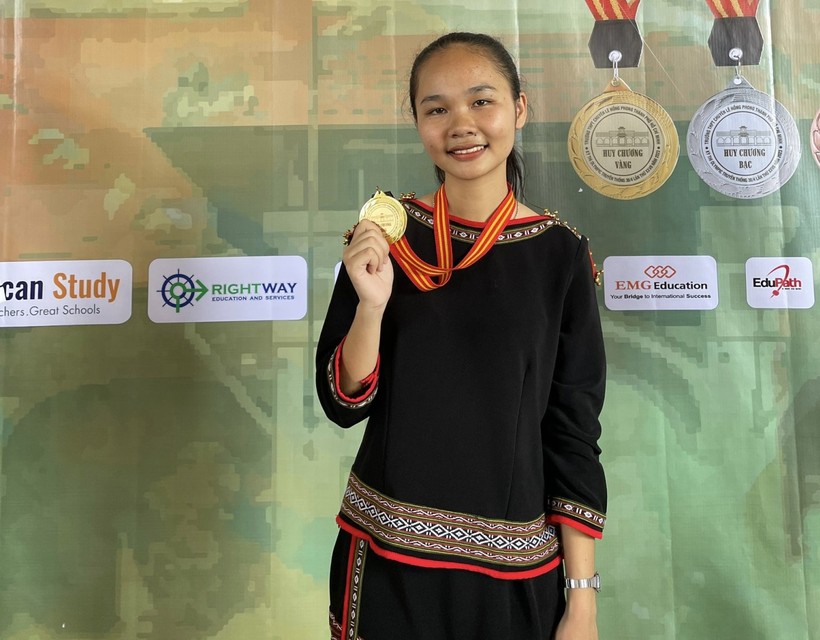 Kỳ thi Olympic truyền thống 30/4 lần thứ XXVII dành cho các trường chuyên từ Đà Nẵng đến Cà Mau, nữ sinh Lành Êban đã giành Huy chương Vàng môn Lịch sử. Ảnh NVCC.