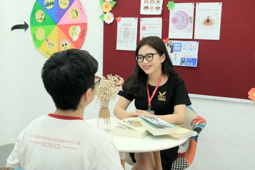 Cô Lê Thị Thu Sương, Giáo viên Tâm lý học đường, Trường Liên cấp thành phố giáo dục Quốc tế - IEC Quảng Ngãi tham vấn tâm lý cho học sinh. Ảnh NVCC.
