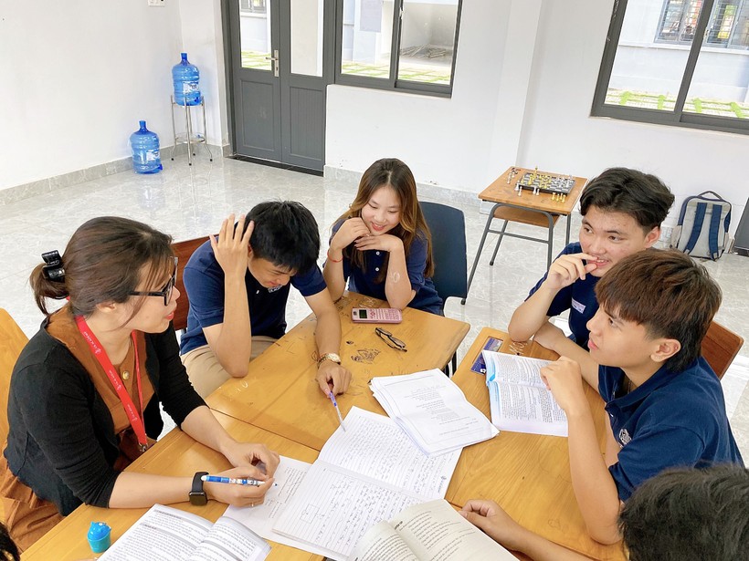 Cô Nguyễn Thị Mai Ly – giáo viên môn Ngữ văn Trường Quốc tế Song ngữ Học viện Anh Quốc - UKA Gia Lai cùng học trò của mình trao đổi bài học. Ảnh NTCC.