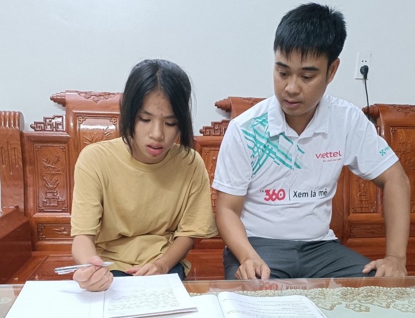 Thầy Triệu Quốc Hưng - Hiệu trưởng Trường PTDTBT TH & THCS Liên Hội (huyện Văn Quan, tỉnh Lạng Sơn) hỗ trợ học sinh ôn bài trước kỳ thi.