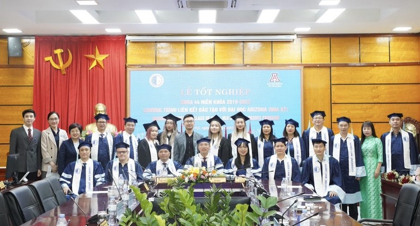 Trường ĐH Luật Hà Nội trao bằng tốt nghiệp chương trình liên kết 