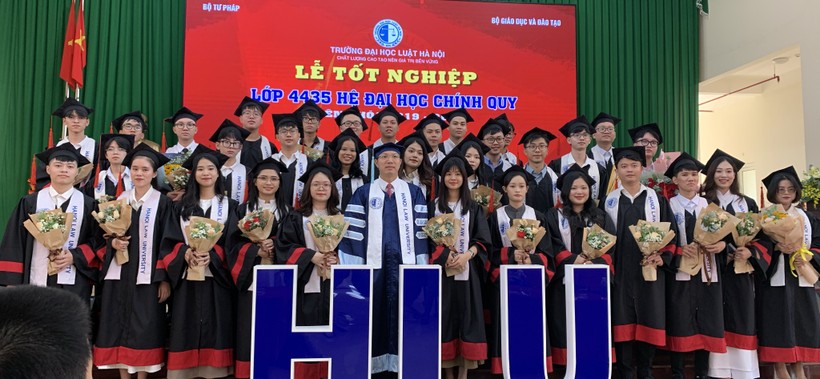TS. Đoàn Trung Kiên - Hiệu trưởng Trường ĐH Luật Hà Nội cùng với các tân cử nhân trong lễ tốt nghiệp.