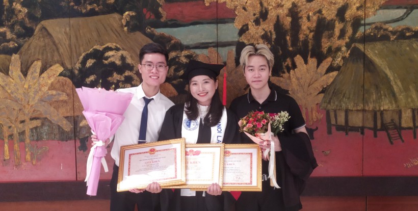 Ngô Quỳnh Liên (ở giữa) chụp ảnh lưu niệm cùng các bạn trong lễ tốt nghiệp. Ảnh NVCC.
