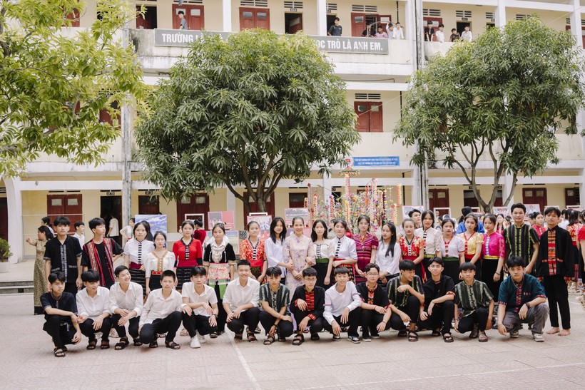 Học sinh Trường THPT DTNT tỉnh Nghệ An đến từ 10 dân tộc Thái, Thổ, Thanh, Khơ Mú, Ơ Đu, H' Mông, Hoa, Kinh...