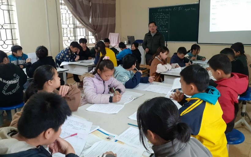 Một tiết học của thầy trò Trường PTDTBT THCS Hồng Phong (huyện Bình Gia, tỉnh Lạng Sơn). Ảnh NT.