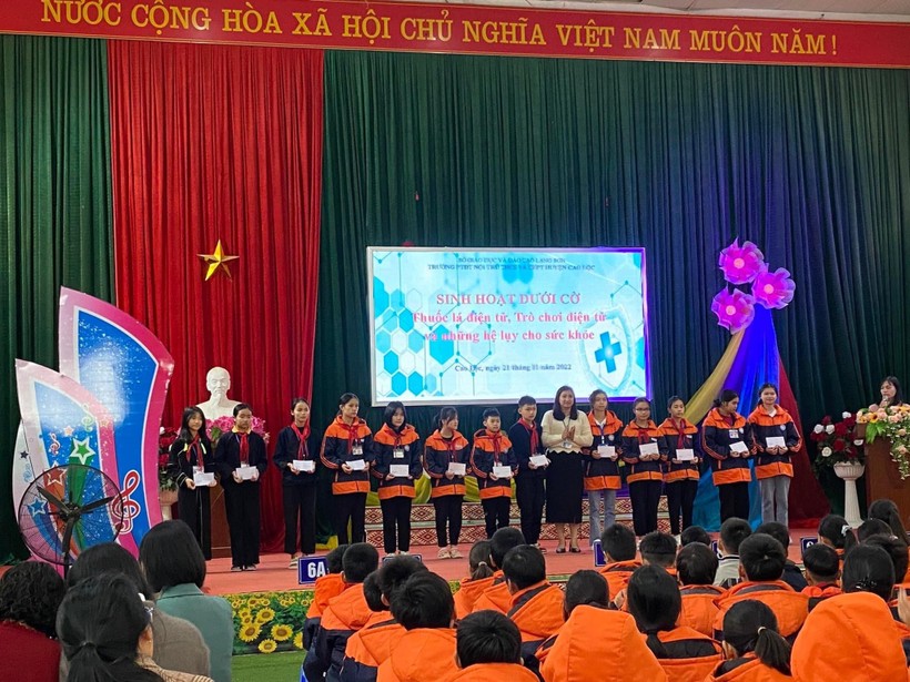 Học sinh Trường PTDTNT THCS – THPT Cao Lộc (huyện Cao Lộc, Lạng Sơn) sinh hoạt dưới cờ với chủ đề thuốc lá điện tử, trò chơi điện tử và những hệ luỵ cho sức khoẻ. Ảnh NT.