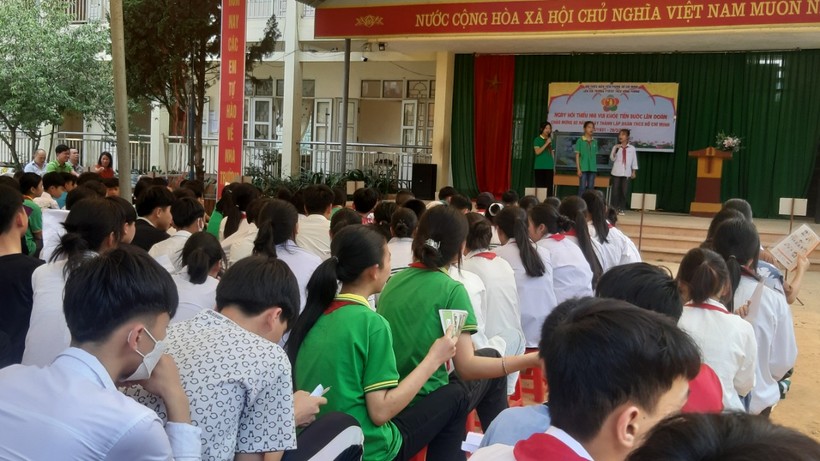 Trường Phổ thông dân tộc bán trú (PTDTBT) THCS Hồng Phong tổ chức các buổi tuyên truyền nói không với thuốc lá dưới cờ. Ảnh NT.