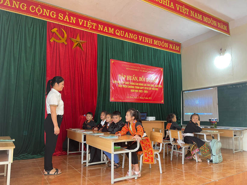 Cô giáo Đỗ Thị Phương, giáo viên Trường TH Mẫu Sơn, huyện Lộc Bình lên lớp giảng dạy lớp ghép.
