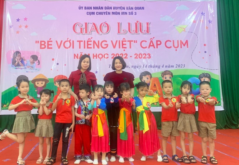 Trẻ mầm non ở huyện Văn Quan giao lưu Tiếng Việt.