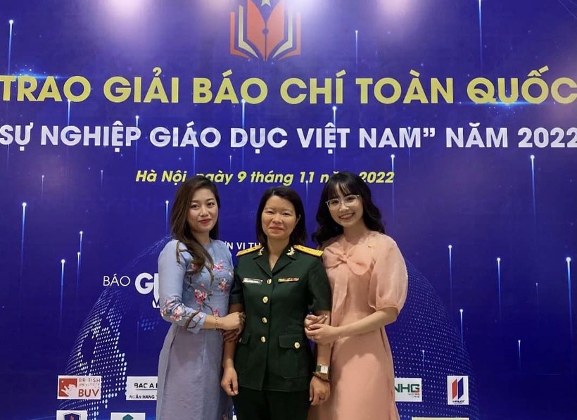 Nhà báo Thu Hoài (bên trái) và Nhà báo Thu Hà (ở giữa) tại lễ trao giải báo chí toàn quốc vì sự nghiệp Giáo dục Việt Nam. Ảnh NC.