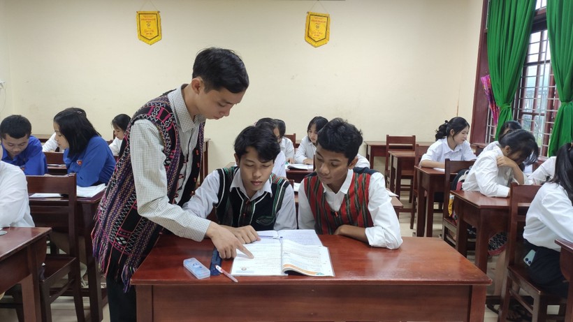 Thầy Trần Đình Phương, 32 tuổi, giáo viên dạy môn Toán Trường THCS & THPT Hồng Vân, huyện A Lưới, tỉnh Thừa Thiên Huế. Ảnh NVCC.