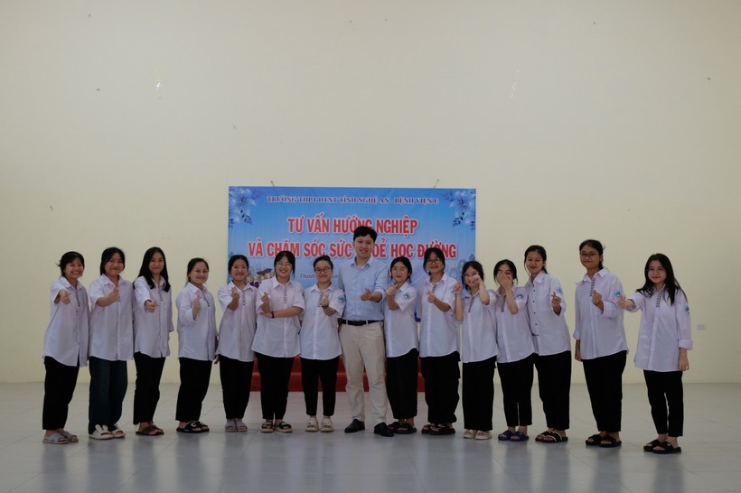 Bác sĩ Phạm Quang Khải chụp ảnh lưu niệm với học sinh Trường THPT DTNT tỉnh Nghệ An.
