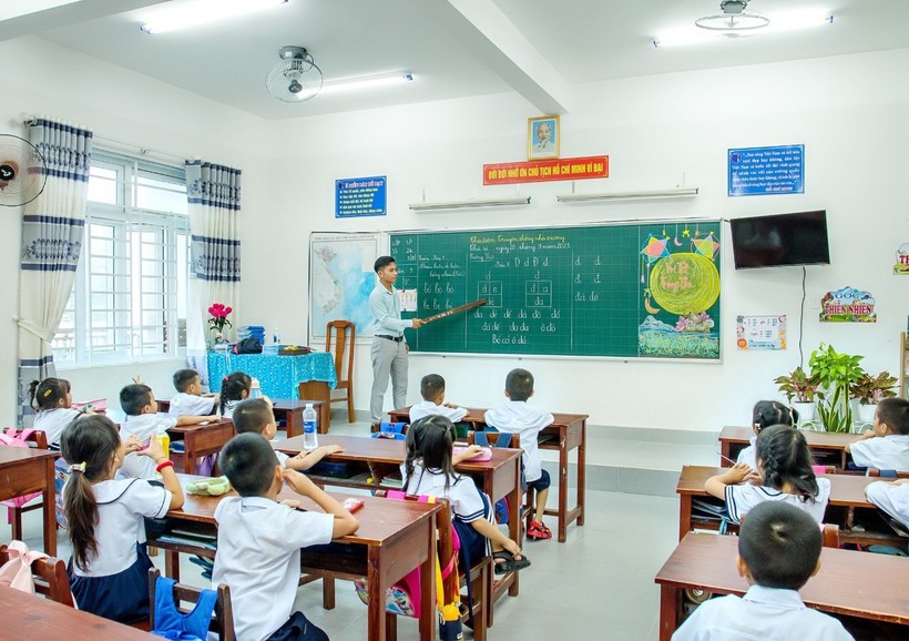 Một tiết học của thầy thầy Trương Văn Hiện là giáo viên, Trường Tiểu học Hòa Bắc (huyện Hòa Vang, thành phố Đà Nẵng) và học trò. Ảnh NVCC.