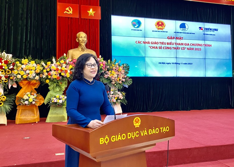 Thứ trưởng Bộ GD&ĐT Ngô Thị Minh phát biểu tại buổi gặp mặt. Ảnh Ngô Chuyên.
