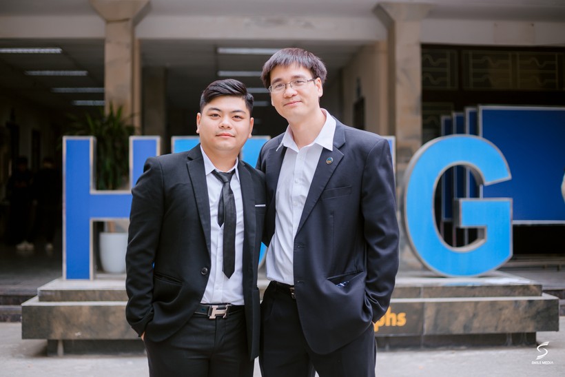 TS Lê Minh Thống (bên phải), Phó trưởng khoa Kinh tế- Kinh doanh, Trường Đại học Mỏ- Địa chất chụp ảnh cùng sinh viên của mình. Ảnh MT.