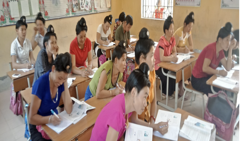 Học viên tham gia lớp xoá mù chữ ở Trường Tiểu học Khong Hin. Ảnh NTCC.