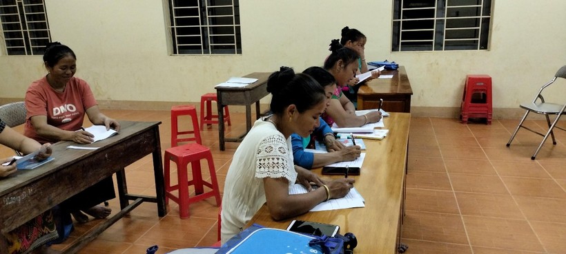 Học viên tham gia lớp xoá mù chữ ở Trường Tiểu học Tri Lễ 1 (huyện Quế Phong, tỉnh Nghệ An). Ảnh NVCC.