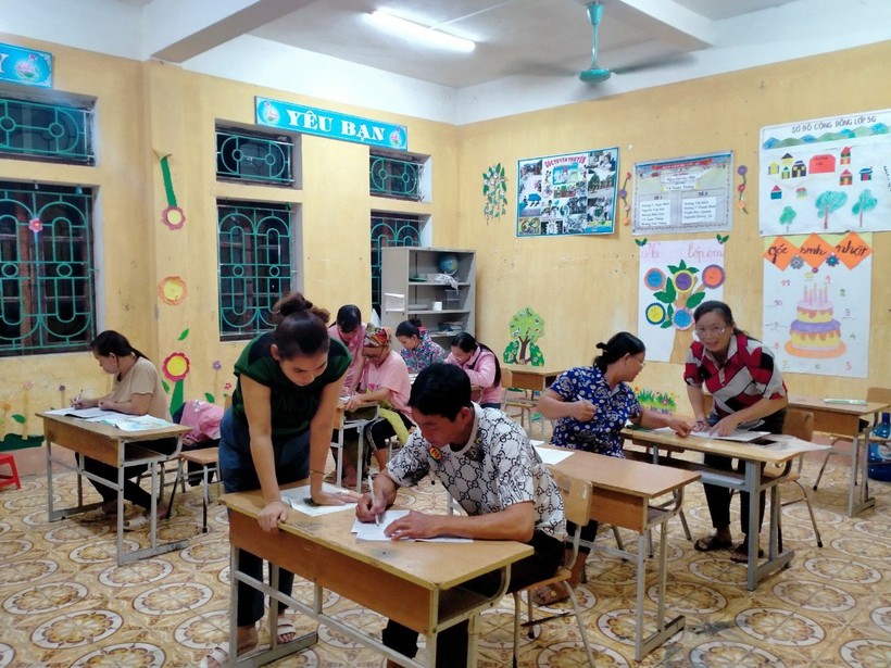 Học viên tham gia lớp xoá mù chữ ở huyện Sơn Động, Bắc Giang. Ảnh NTCC.