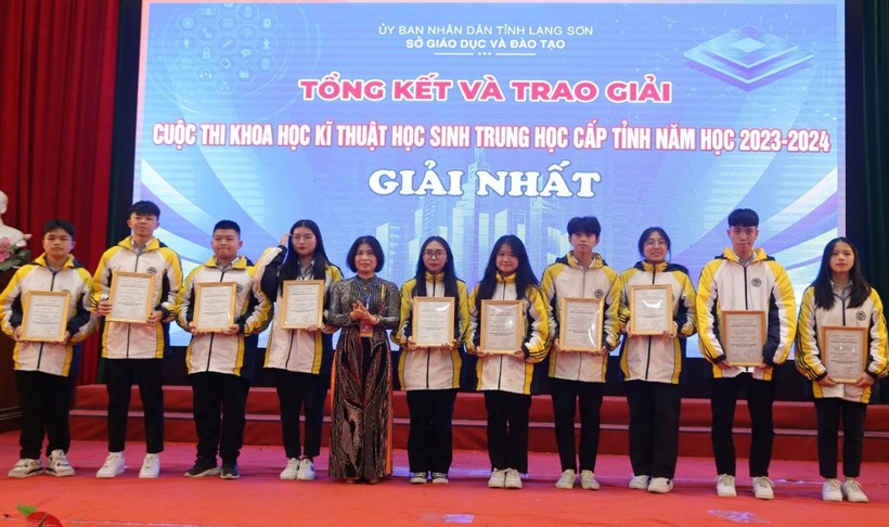 Học sinh Lạng Sơn nhận giải tại Cuộc thi khoa học kĩ thuật học sinh trung học.