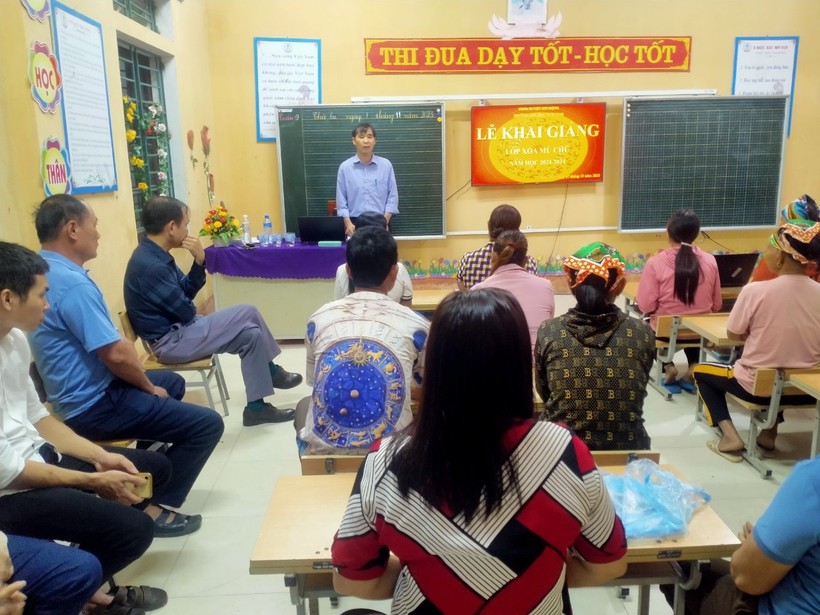 Khai giảng lớp xoá mù chữ ở huyện Sơn Động, Bắc Giang. Ảnh NVCC.