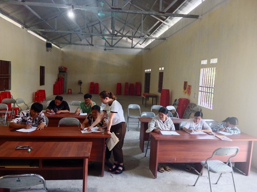 Học viên tham gia lớp xoá mù chữ ở huyện Văn Quan, Lạng Sơn.