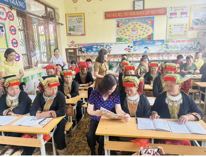 Bà Phan Mỹ Hạnh – Phó giám đốc Sở GD&ĐT Lạng Sơn đến động viên các học viên lớp xoá mù chữ. Ảnh NVCC.
