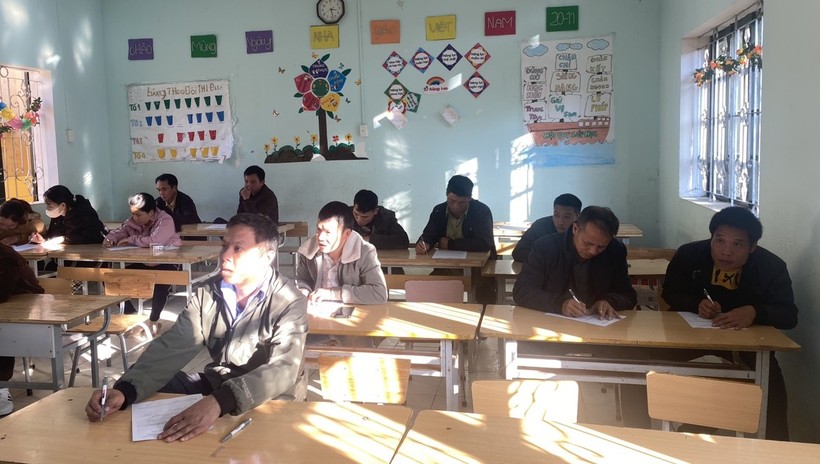 Học viên tham gia lớp xoá mù chữ ở xã Tri Lễ, huyện Văn Quan, tỉnh Lạng Sơn. Ảnh NVCC.