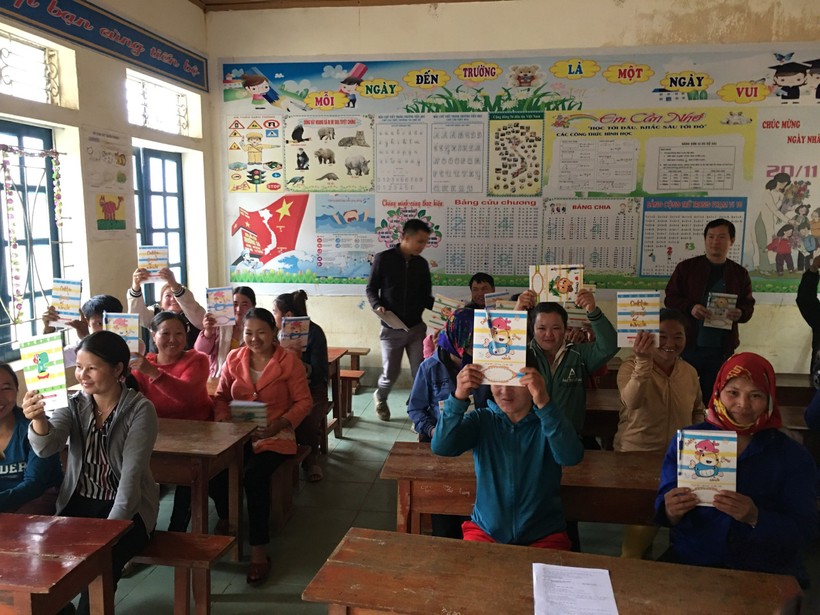 Lớp xoá mù chữ ở Trường Tiểu học Tri Lễ 4 (huyện Quế Phong, tỉnh Nghệ An).