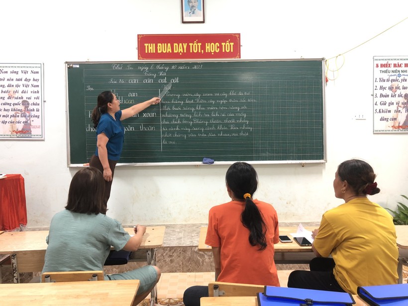 Cô Hoàng Thị Thơ, giáo viên dạy Trường Tiểu học Lương Năng (huyện Văn Quan, tỉnh Lạng Sơn) cùng học viên lớp xoá mù chữ. Ảnh NVCC.